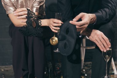 Noel maskeleri ile Çift