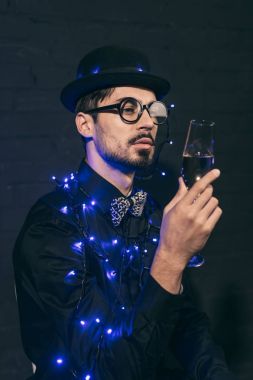 Şampanya ve Noel ışıkları ile adam