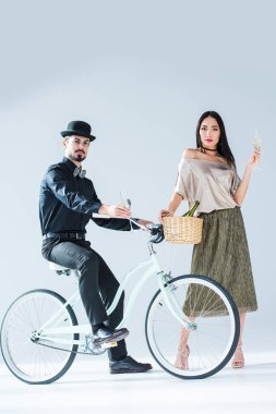 Şampanya ile moda çok kültürlü Çift