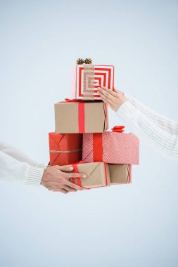 Noel hediyeleri tutan Çift