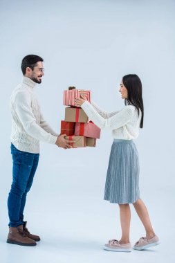 çok kültürlü çift Noel hediyeleri holding