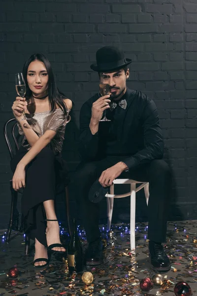 Elegante pareja multicultural con copas de champán — Foto de Stock