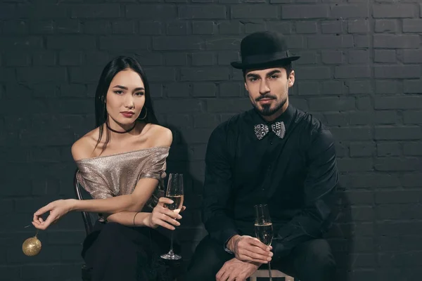 Élégant couple multiculturel avec des verres de champagne — Photo
