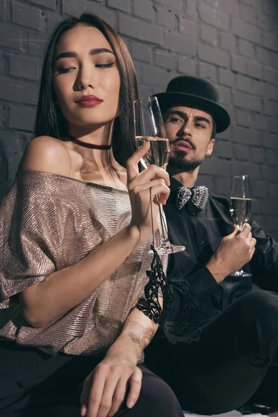 Couple multiethnique avec verres de champagne — Photo