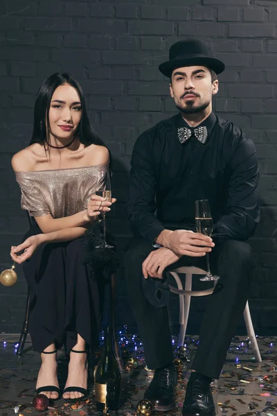 Couple multiculturel avec des verres de champagne à la fête — Photo gratuite