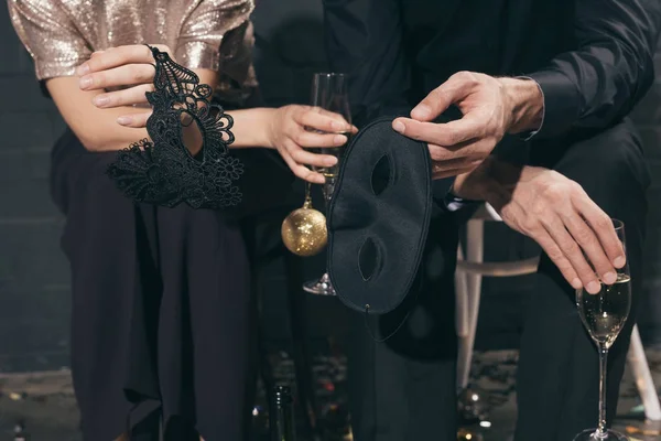 Casal com máscaras de Natal — Fotografia de Stock