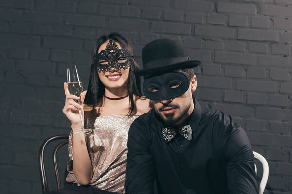 многонациональная пара на новогодней вечеринке
