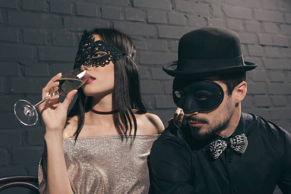 многонациональная пара на новогодней вечеринке
