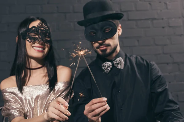 Multietniskt par på nyårsfest — Stockfoto