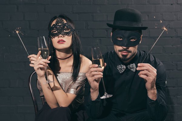 многокультурная пара в рождественских масках с блестками
