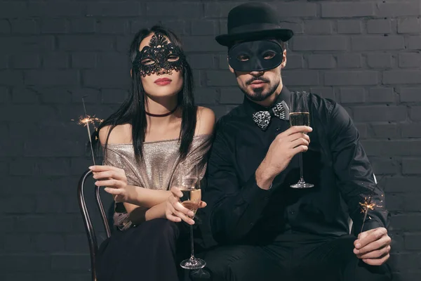 Multicultural couple in christmas masks with sparkles — Stock Photo, Image