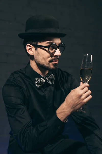Homme à la mode avec verre de champagne — Photo gratuite