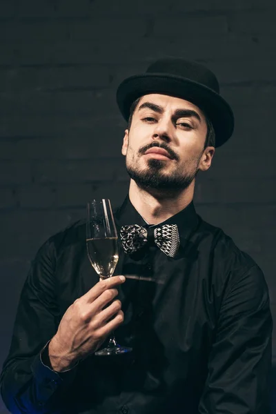 Homem elegante com copo de champanhe — Fotografia de Stock