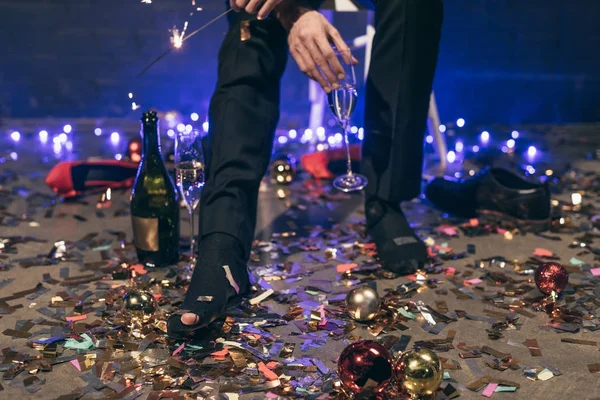 Hombre con calcetín rasgado en la fiesta de Navidad —  Fotos de Stock