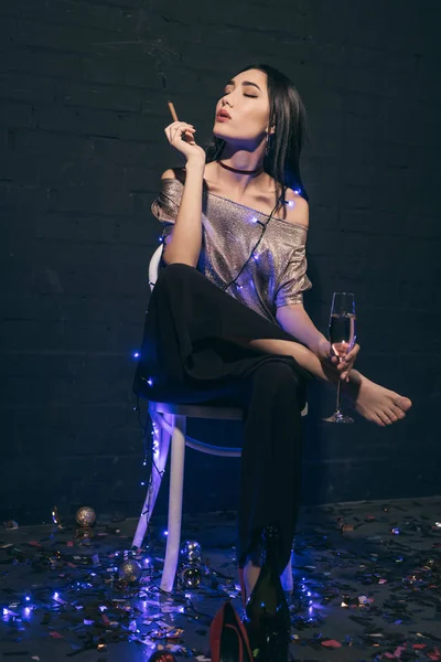 Donna asiatica con sigaro e champagne — Foto stock gratuita