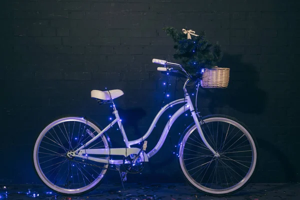 Retro-Fahrrad in Weihnachtsbeleuchtung — Stockfoto