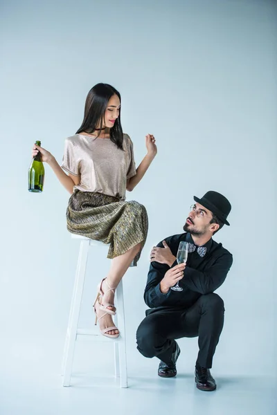 Couple multiethnique avec champagne — Photo