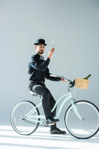 Hombre en bicicleta retro con copa de champán —  Fotos de Stock