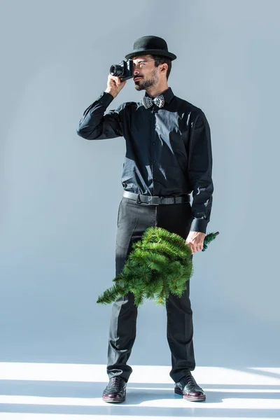 Hombre con cámara fotográfica y árbol de navidad — Foto de Stock