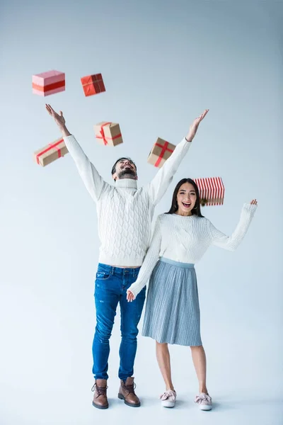 Pareja multicultural con regalos de Navidad envueltos — Foto de Stock