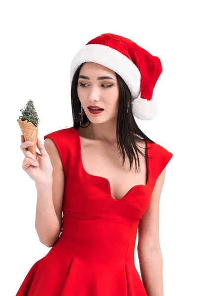 Mujer asiática en traje de santa con cono de helado — Foto de stock gratis