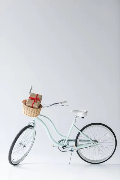 Retro bicycle with christmas gift — Stock Photo, Image