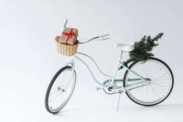 Retro bicycle with christmas tree and gift — Stock Photo, Image