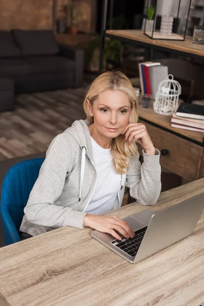 Vrouw met behulp van laptop thuis — Gratis stockfoto