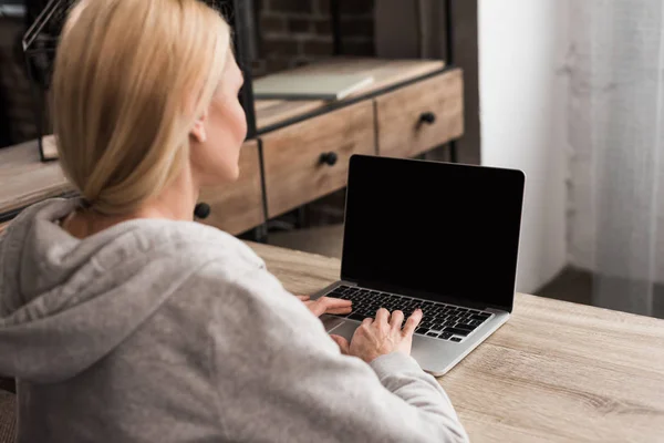 Vrouw met behulp van laptop thuis — Stockfoto