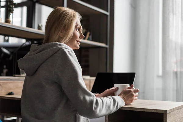 Vrouw met behulp van laptop thuis — Gratis stockfoto