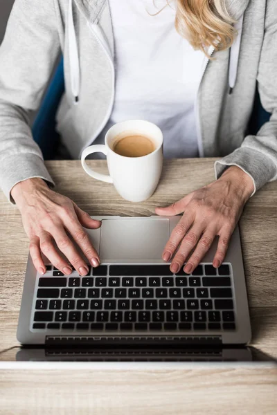 Mulher usando laptop — Fotografia de Stock