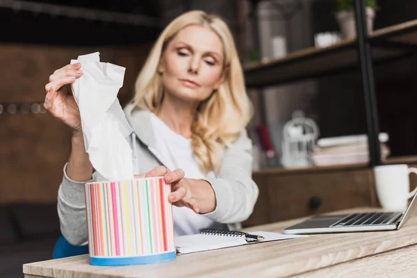 Sick woman at home — Free Stock Photo