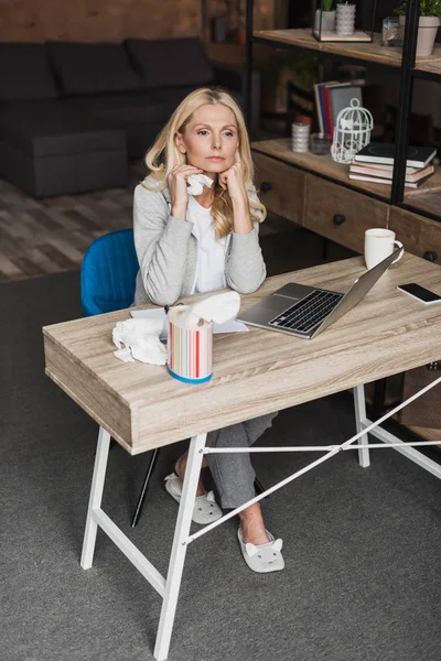 Mujer enferma usando el ordenador portátil —  Fotos de Stock