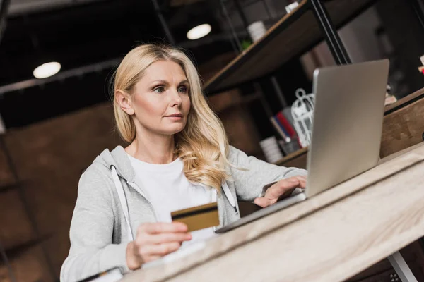 Wanita dengan kartu kredit dan laptop — Stok Foto