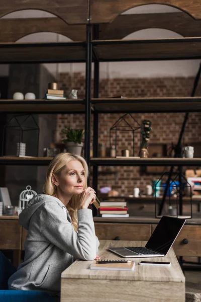 Woman using laptop at home — Free Stock Photo