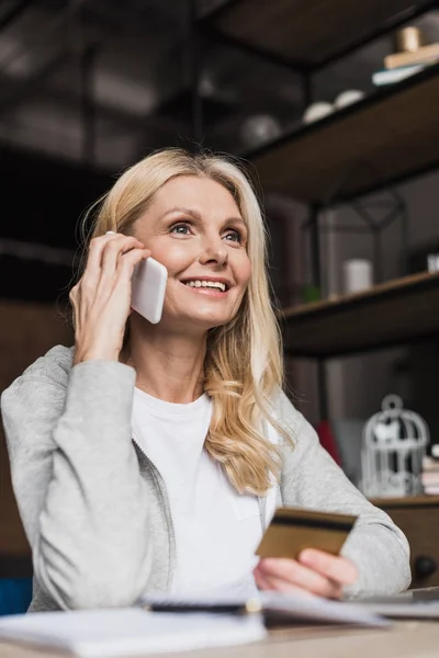 Mujer con smartphone y tarjeta de crédito — Foto de Stock