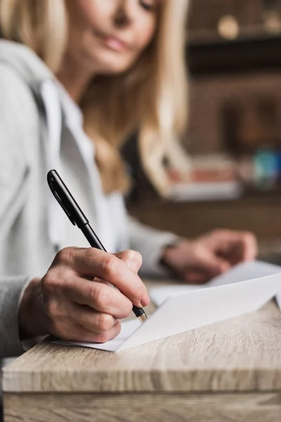 Frau schreibt mit Stift — Stockfoto