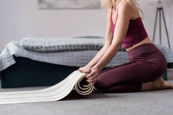 Frau mit Yogamatte zu Hause — Stockfoto