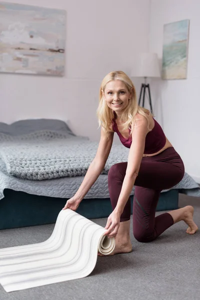 Mujer con Estera de Yoga en Casa — Foto de stock gratis