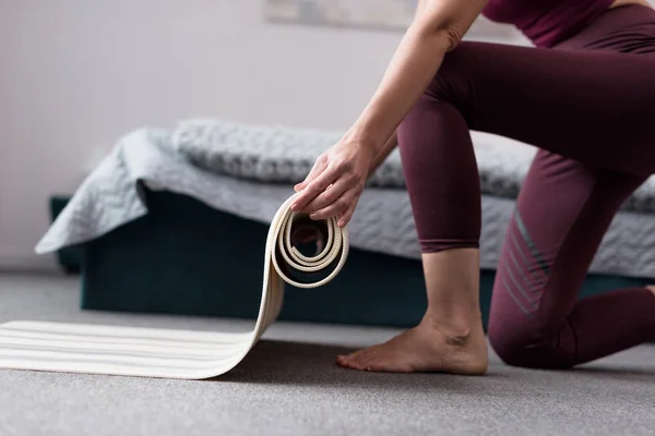 Woman with yoga mat at home — Stock Photo, Image