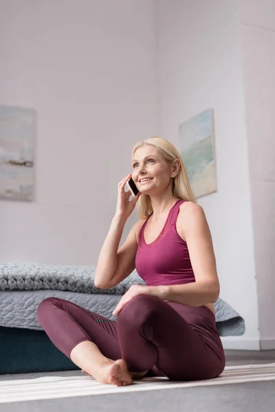 Mujer usando smartphone — Foto de stock gratis