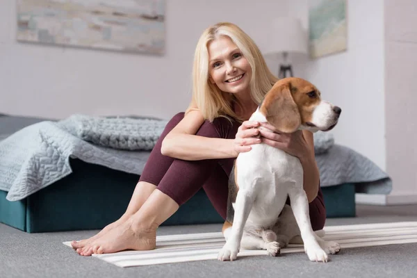 Asszony kutyával otthon — Stock Fotó