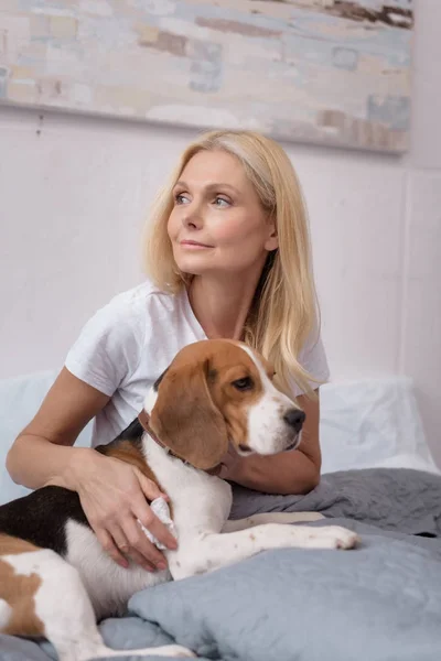 Frau mit Hund zu Hause — Stockfoto