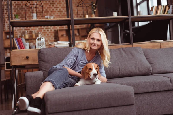 Femme avec chien à la maison — Photo