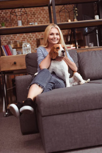 Жінка з собакою вдома — стокове фото