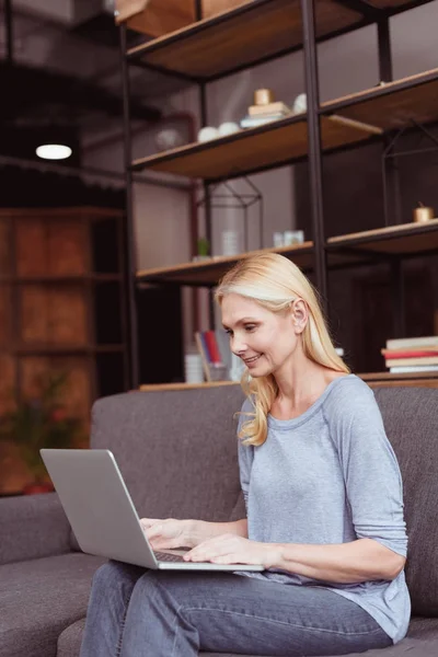 Frau benutzt Laptop zu Hause — kostenloses Stockfoto