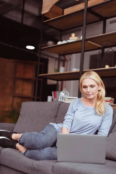 Frau benutzt Laptop zu Hause — kostenloses Stockfoto