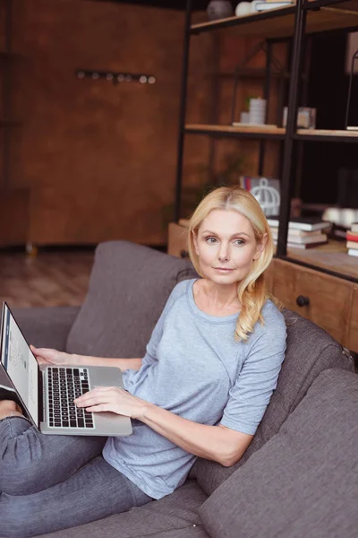 Mulher usando laptop em casa — Fotografia de Stock