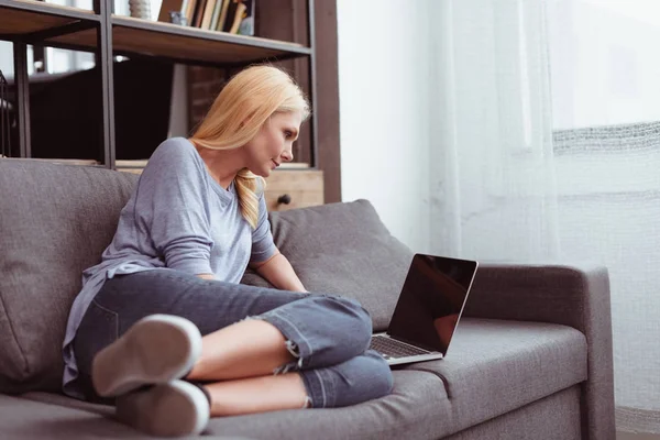 Kvinna som använder laptop hemma — Stockfoto