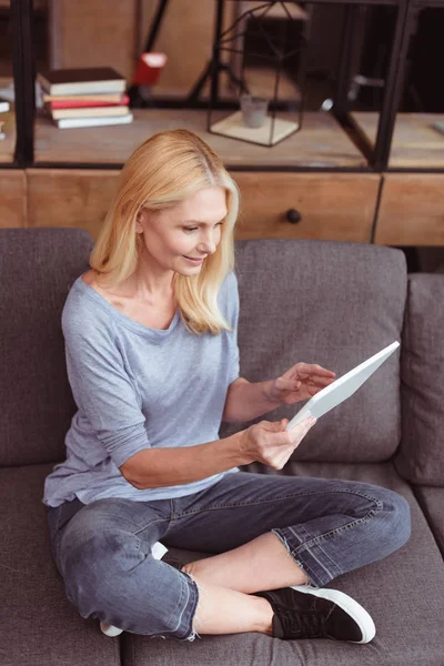 Donna con tablet digitale a casa — Foto stock gratuita